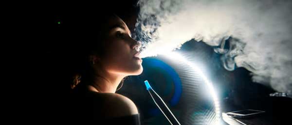 Chica con Shisha electronica